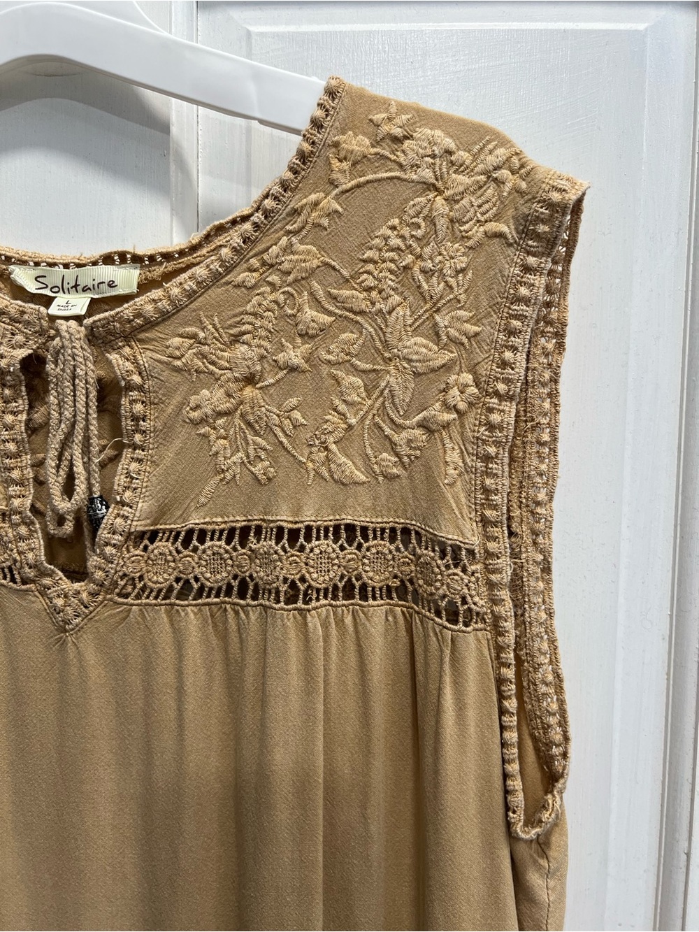 SOLITAIRE Embroidered Floral Bohemian Boho Camel Tank Top SIZE LARGE Pre Loved - Picture 3 of 9